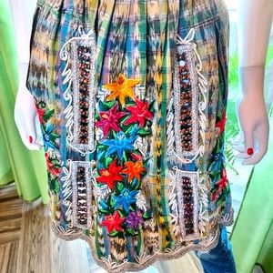 Ladies Designer Apron with Embroidered Detail: Scallop Edging: Zip Pockets.